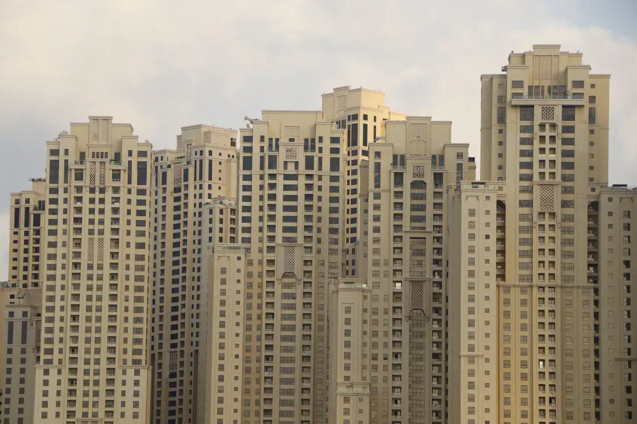 Obytné věže v dubajské čtvrti Dubai Marina, typická zástavba s byty na pronájem