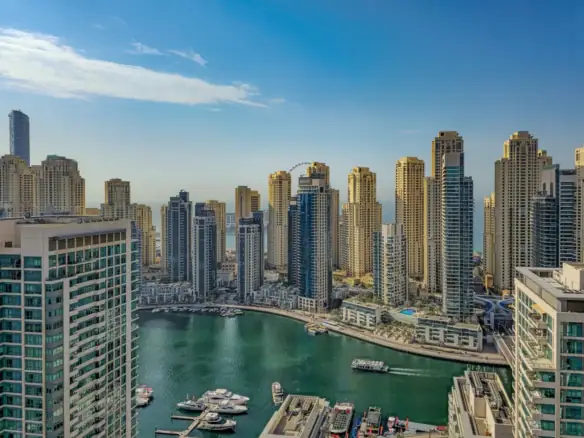 Panorama Dubai Mariny s mrakodrapy a jachtami v přístavu