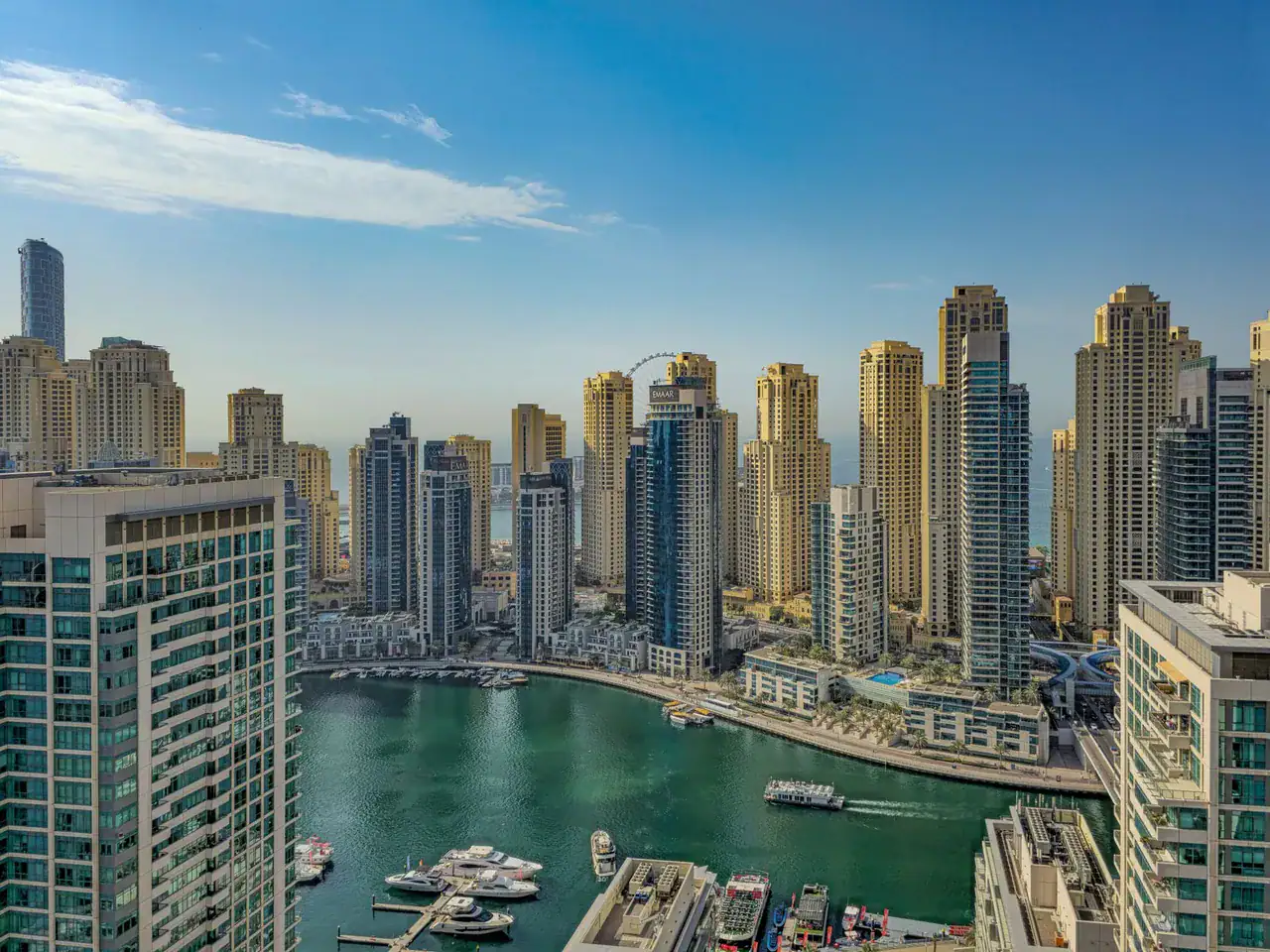 Panorama Dubai Mariny s mrakodrapy a jachtami v přístavu