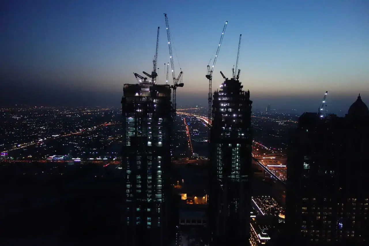 Večerní panorama dubajských mrakodrapů s osvětlenými věžemi