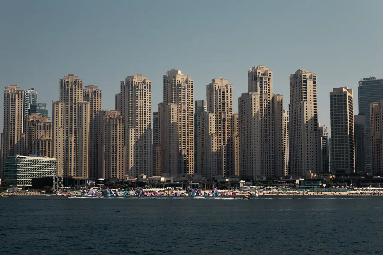 Obytné věže s byty k pronájmu v Dubaji podél pobřeží JBR