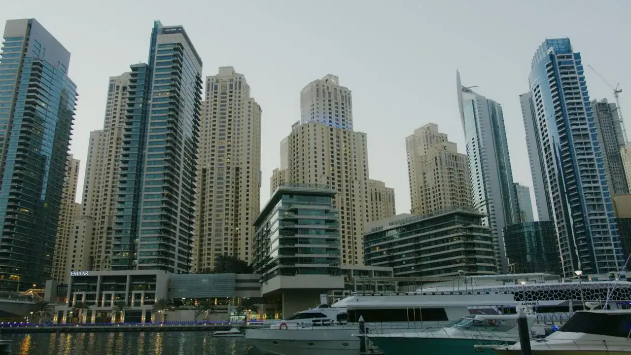 Jachty v přístavu Dubai Marina a promenáda Marina Walk