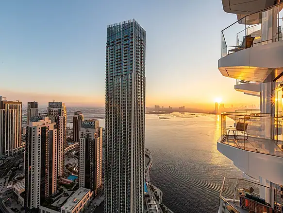 Balkony obytných věží u moře v Dubai Marina, typické byty, které Češi pronajímají hostům jako holiday home