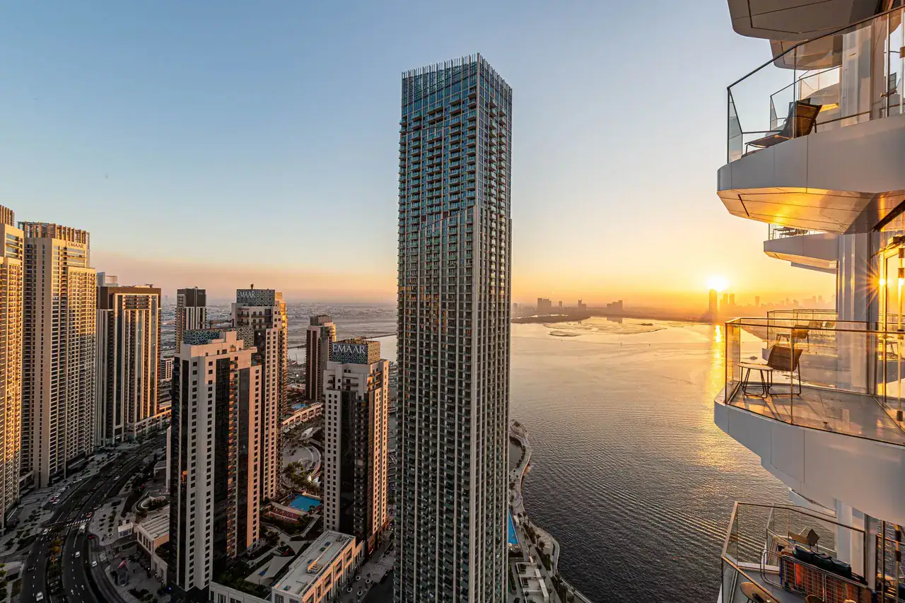 Balkony obytných věží u moře v Dubai Marina, typické byty, které Češi pronajímají hostům jako holiday home