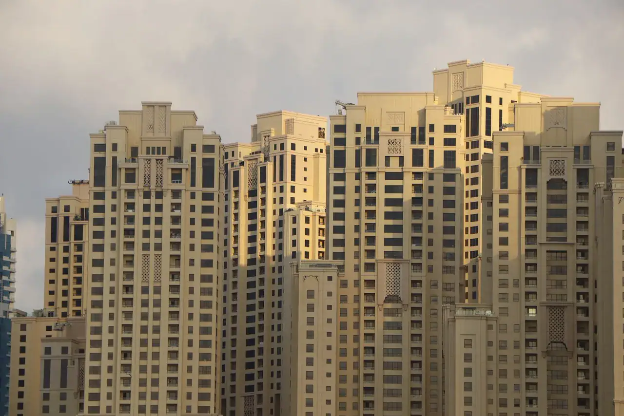 Hustá zástavba obytných věží v Dubaji, jejichž společné části hradí majitelé bytů ze servisních poplatků