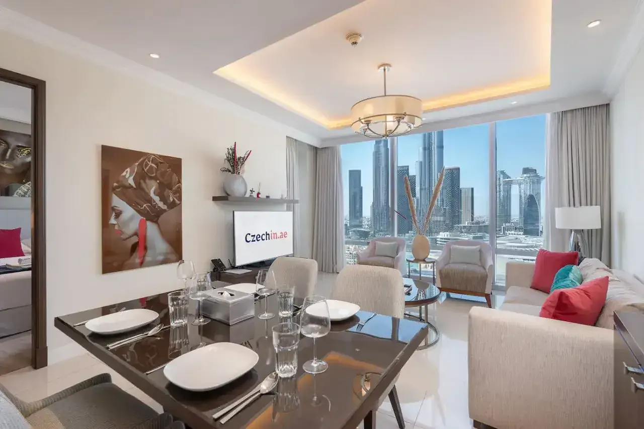Obývací pokoj spravovaného apartmánu CzechIn.ae v Downtownu s výhledem na Burj Khalifa