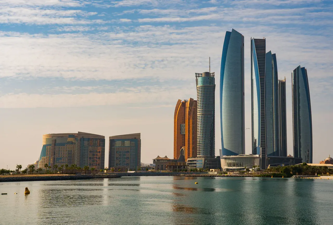 Mrakodrapy Etihad Towers na nábřeží v Abú Dhabí za slunečného dne