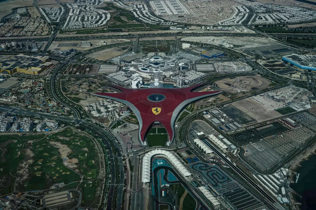 Letecký pohled na Ferrari World a okruh Yas Marina Circuit na Yas Island v Abú Dhabí