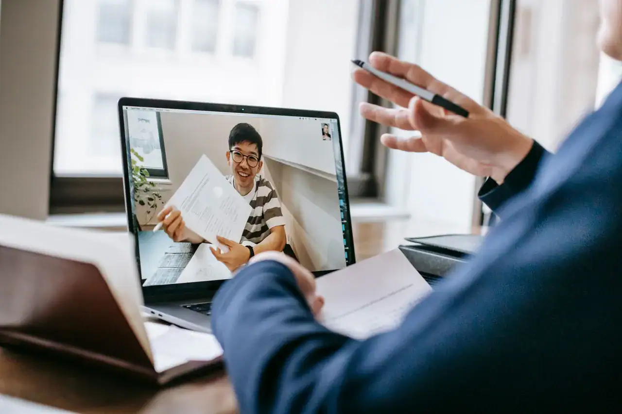 Videohovor nad listinou na notebooku, závěť u soudů DIFC se podepisuje online asi za 20 minut
